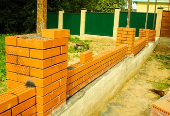 КИРПИЧНЫЙ ЗАБОР С ЛЕНТОЧНЫМ  ФУНДАМЕНТОМ