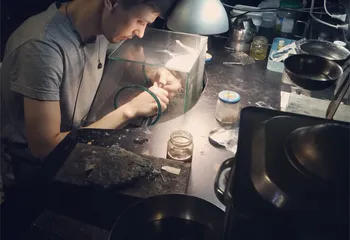 Ювелирный салон + мастерская "Иван Золотов": в салоне за стеклом работает ювелир!