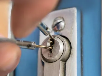 Вскрытие замков Ярославль. Вскрытие замков круглосуточно. Вскрытие замков Без повреждений. Аварийная служба вскрытия замков Ярославль. Служба вскрытия дверей Ярославль. Аварийное вскрытие замков. Взлом дверей. Взлом замков. Открыть замок Ярославль. Открыть дверь Ярославль. Установка, замена, ремонт замков. Вскрытие замков без повреждений. Вскрытие дверей. Вскрытие гаражей. Вскрытие сейфа. Вскрытие автомобилей. Врезка замков в любые двери. Установка замков на металлические, деревянные, пластиковые двери, гаражные ворота. Установка замков. Врезка замков. Ремонт замков. Замена замков. Ремонт дверей. Служба приёма заказов: +7 (915) 968-79-39 (ежедневно, круглосуточно) 