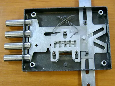 Установка, замена, ремонт замков. Вскрытие замков без повреждений. Врезка замков в любые двери. Установка замков на металлические, деревянные, пластиковые двери, гаражные ворота. Ремонт замков в Ярославле. Ремонт дверей. Служба приёма заказов: +7 (915) 968-79-39 (ежедневно, круглосуточно)