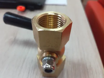 Кран трехходовой латунный для манометра до 40 атм.