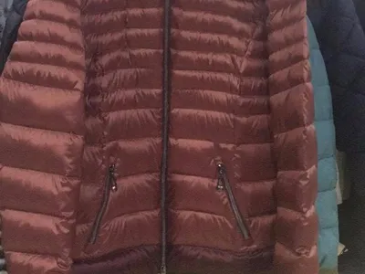 Пуховик с воротников из меха енота