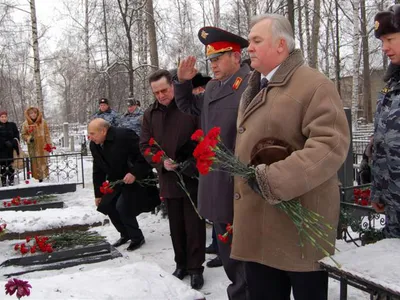 7 января на воинском мемориальном кладбище прошло возложение цветов