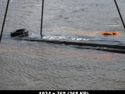 Сегодня из воды подняли затонувший 20 апреля буксир