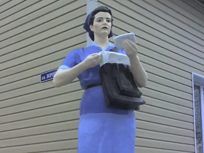 Памятники почтальонам