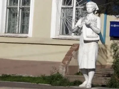 Памятники почтальонам