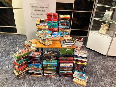 Сотрудники УФАС передали в областную библиотеку книги