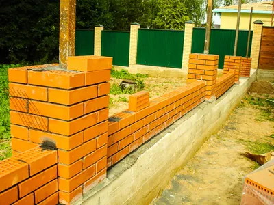 КИРПИЧНЫЙ ЗАБОР С ЛЕНТОЧНЫМ  ФУНДАМЕНТОМ