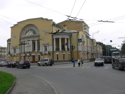 Ремонтные работы на фасаде Волковского театра