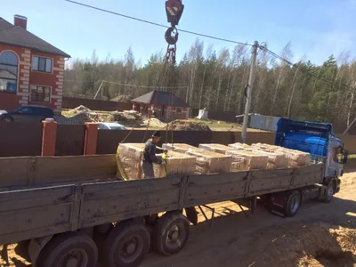 Доставка длинномерами керамического кирпича с выгрузкой автокраном 25 тонн