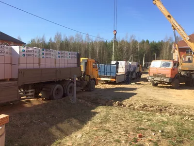 Доставка длинномерами газосиликатных блоков с выгрузкой автокраном 25 тонн