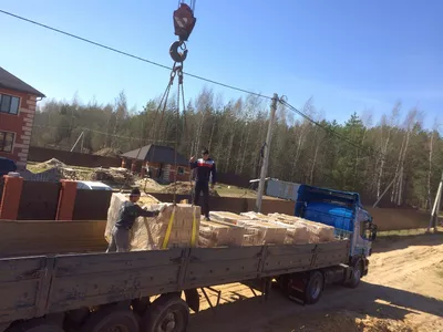 Доставка длинномерами керамического кирпича с выгрузкой автокраном 25 тонн