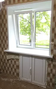 пластиковое окно и холодильник под окном