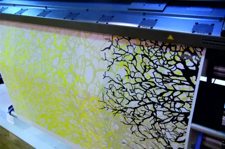 Печать на обоях