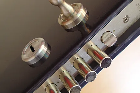 Ремонт дверей Ярославль. Установка, замена, ремонт замков. Вскрытие замков без повреждений. Врезка замков в любые двери. Установка замков на металлические, деревянные, пластиковые двери, гаражные ворота. Сварочные работы. Служба приёма заказов: +7 (915) 968-79-39 (ежедневно, круглосуточно)