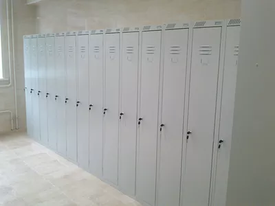 Шкафы металлические модульные для одежды ШРС 11-300 в раздевалке спортивного клуба