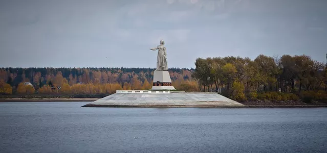 Монумент Мать-Волга